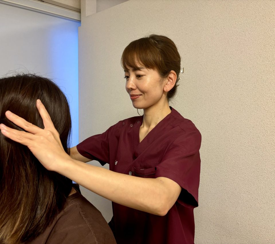 技術指導を行う院長の写真